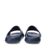 Sandalia tipo ojota Under Armour modelo Locker V, color azul marino, con diseño ergonómico y logo de la marca en relieve en la parte superior.