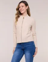 Cardigan tejido con cierre frontal de la marca Rio & Rian, de silueta entallada y estilo bomber, color beige. Cuenta con cuello a la base, cierre metálico completo, textura labrada en relieve en el frente y las mangas, mangas largas con puños acanalados y ruedo recto.