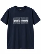 Remera azul marino de manga corta y cuello redondo, con estampado frontal de texto en blanco con efecto repetido que dice "NOTHING TO PROVE".
