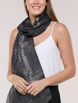 Pashmina gris metalizada de caída fluida, con hilos que crean un patrón de líneas horizontales y flecos finos en los extremos.