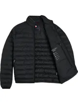 Campera acolchada negra de poliéster reciclado, con cuello alto y cierre de cremallera. Tiene aislamiento térmico y es repelente al agua. Incluye detalles distintivos de Tommy Hilfiger y logo bordado en el pecho.