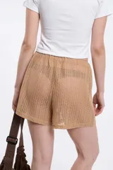 Short de punto color tostado, con cintura elástica y diseño calado.