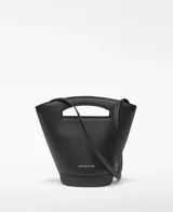 Bolso tipo capazo pequeño de piel ovina negra, con base cilíndrica y cuerpo que se ensancha hacia arriba. Presenta un asa corta troquelada en la parte superior y una correa larga ajustable y extraíble para llevar al hombro o cruzado. Tiene un compartimento principal con cierre de cremallera y el logo grabado en dorado en la parte inferior frontal.