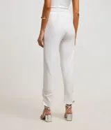 Pantalón de vestir blanco, modelo carrot, con cintura elástica en la espalda, cierre por cremallera y botón, detalle fruncido en el bajo y bolsillos laterales.