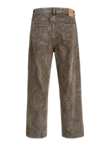 Pantalón de corte baggy y tiro alto, confeccionado en denim con efecto lavado ácido en tono marrón. Presenta diseño de cinco bolsillos, cierre frontal con cremallera y silueta amplia y relajada.
