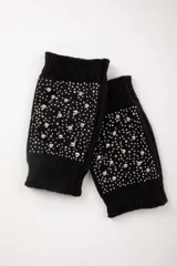 Guantes negros sin dedos de tejido de punto con apliques de perlas plateadas.