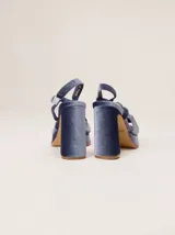 Sandalias de tacón alto Mutma en terciopelo color gris azulado, con plataforma delantera, doble nudo decorativo en la puntera y tira ajustable al talón.