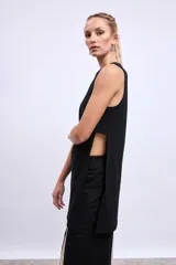Blusa sin mangas color negro, de corte recto y largo irregular.