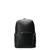 Mochila negra de cuero sintético con cierre superior y bolsillos frontales con cierre.
