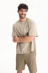 Bermuda cargo negra con cintura elastizada y cordón ajustable, de corte holgado y bolsillos laterales con solapa.