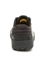 Sneaker Caterpillar modelo Hex + color negro, con capellada de cuero napa texturizado y suela de goma robusta con diseño de panal. Presenta el logo de la marca en color amarillo en el lateral y en la lengüeta.