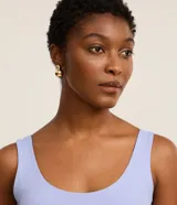 Musculosa básica de poliamida color naranja, con escote en U y breteles anchos. Diseño ajustado al cuerpo, ligero y fresco.