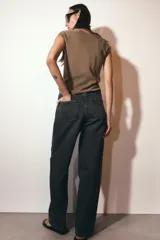 Jeans de tiro medio con corte relaxed fit y balloon leg, color azul denim. Cuenta con cintura con trabillas, cinco bolsillos y cierre frontal con cremallera y botón. Modelo ZARA WOMAN COLLECTION.