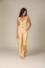 Chaleco dorado con botones y bolsillos delanteros.