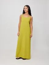 Vestido largo de corte recto y holgado, con breteles finos y tajo lateral en el ruedo.