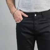 Pantalón de gabardina color marrón claro, corte slim fit y diseño clásico de cinco bolsillos.