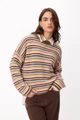 Sweater de punto con diseño de rayas horizontales multicolores en tonos marrón, verde, rosa y amarillo. Presenta cuello redondo, mangas largas y corte holgado.