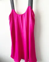 Vestido corto rojo con espalda descubierta y breteles lurex plateados.