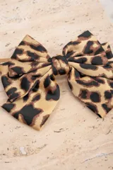 Broche para el pelo con forma de moño con estampado animal print.