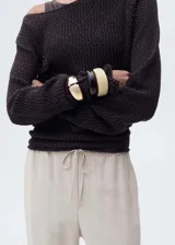 Pantalón fluido de tiro medio, color beige, de corte recto y pernera ancha. Cuenta con cintura elástica con cordón ajustable y bolsillos laterales.