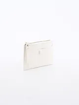 Billetera blanca con textura de cocodrilo, cierre de cremallera superior y un bolsillo frontal con solapa y botón a presión. Incluye una correa lateral para la muñeca.