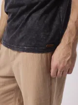 Remera color beige con efecto nevado, de corte recto y manga corta.