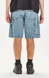 Bermuda de denim estilo carpintero, color celeste claro con efecto acid wash/desgastado. Presenta un calce oversize, bolsillos delanteros y un bolsillo utilitario lateral.
