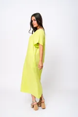 Vestido midi verde flúor de lino, corte holgado, escote redondo y manga corta.