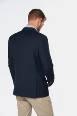 Saco sport azul marino de corte slim fit, con solapas de muesca, cierre de un botón y bolsillos ribeteados.