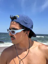 Gorra de béisbol azul marino con visera curva y bordado frontal en amarillo que dice "LOVE & PEACE" y debajo "PP:ONE".