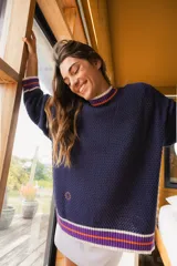 Sweater celeste de punto abierto con detalles en puños, cuello y ruedo en contraste de color. Diseño oversize y textura liviana.