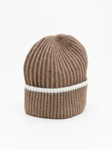 Gorro de lana tejido en punto acanalado, color marrón con una franja horizontal blanca en la parte inferior.