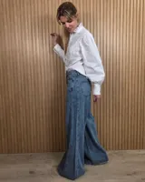 Jean de tiro medio en denim color tostado, con diseño de pierna ancha estilo wide leg y bolsillos traseros.
