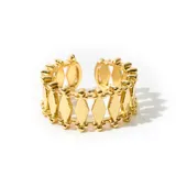 Anillo dorado con diseño de rombos y bolitas, ajustable.