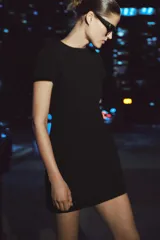 Vestido corto de cuello redondo y manga corta, con forro interior a tono, bajo recto y cierre en espalda con cremallera oculta.