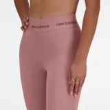 Calza deportiva New Balance color rosa con cintura elástica con logo de la marca.