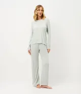 Pijama de dos piezas confeccionado en viscolycra, compuesto por una blusa de manga larga con cuello redondo y un pantalón de corte recto con cintura elástica. Presenta un estampado de lunares pequeños y detalles de vivo contrastante en los bordes.