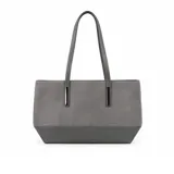 Cartera shopper gris de cuero sintético, con doble asa larga, detalles de apliques metálicos en la base de las asas y base reforzada en tono más oscuro.
