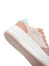 Championes urbanos Umbro modelo Milo-High para mujer, de plataforma, color blanco con detalles en rosado.