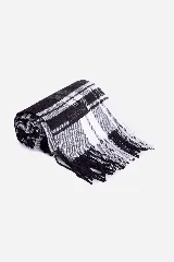 Bufanda tejida a cuadros en tonos azul marino, celeste, gris y beige, con flecos en los extremos.