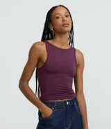 Musculosa ajustada de color ciruela, con cuello redondo y espalda tipo nadador.