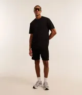 Remera deportiva de manga corta y cuello redondo, confeccionada en tejido tech fleece con tecnología dry que facilita la transpiración y el secado rápido. Presenta un corte comfort holgado y diseño liso sin estampas.