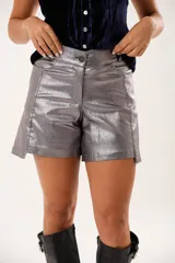 Short plateado de tiro alto con cierre frontal y bolsillos laterales.