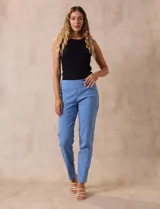 Pantalón celeste en gabardina elastizada marca Zac & Rachel. Pretina ancha con faja interna modeladora. Largo de pierna con costura frontal pespunteada. Trasera con bolsillos ojal simulados.