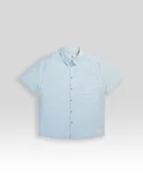 Camisa de manga corta confeccionada en tejido ligero de algodón con diseño de rayas verticales finas. Presenta cuello clásico, cierre frontal con botones de madera, un bolsillo aplicado en el pecho y un pequeño parche decorativo en el ruedo.