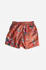 Short de baño de secado rápido con estampado floral sobre fondo azul. Cuenta con cintura elástica con cordón ajustable, bolsillos laterales y logo aplicado en goma.