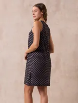 Camisón corto negro con estampado de lunares blancos, escote en V con botones y detalle plisado en el pecho.