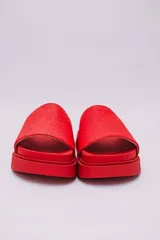 Sandalias negras de plataforma, veganas y amigables con el medio ambiente. Hechas con Piñatex, textil que busca suplantar el cuero animal, hecho a partir de las hojas del ananá.