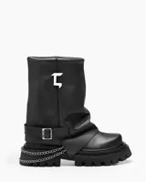 Bota negra de caña media con hebilla lateral y cadena decorativa.