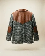 Blazer de paño de lana con diseño de pata de gallo en tonos gris y negro. Presenta cuello y detalles en los bolsillos de cuero color suela, con un corte relajado y cierre frontal de botones.